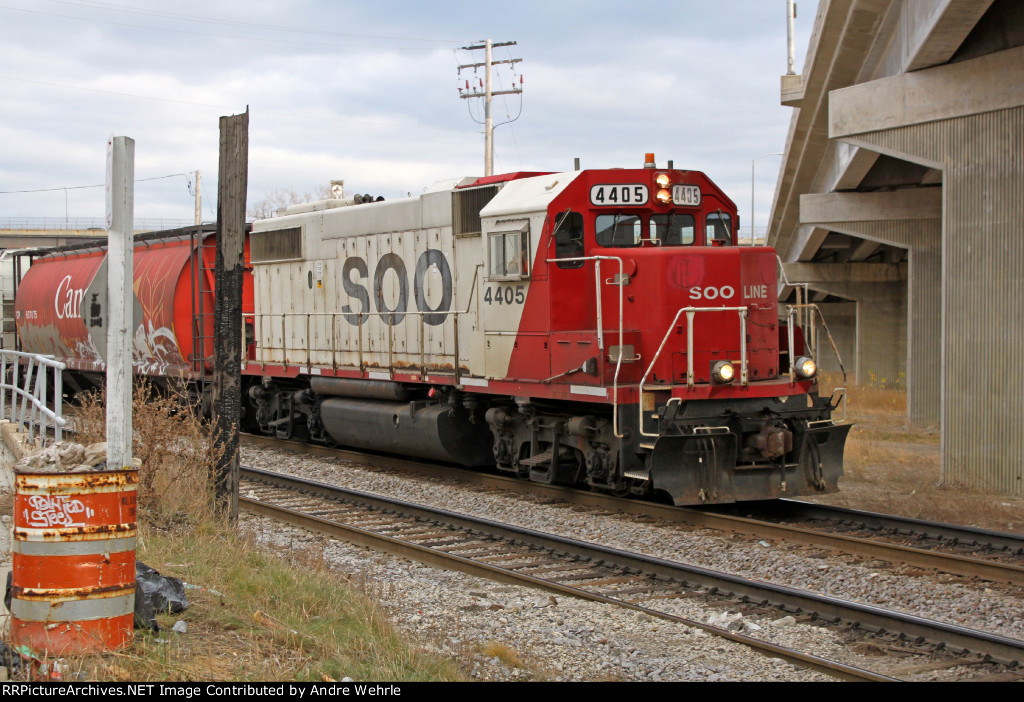 SOO 4405 pulls a cut of covered hoppers west on the yard bypass